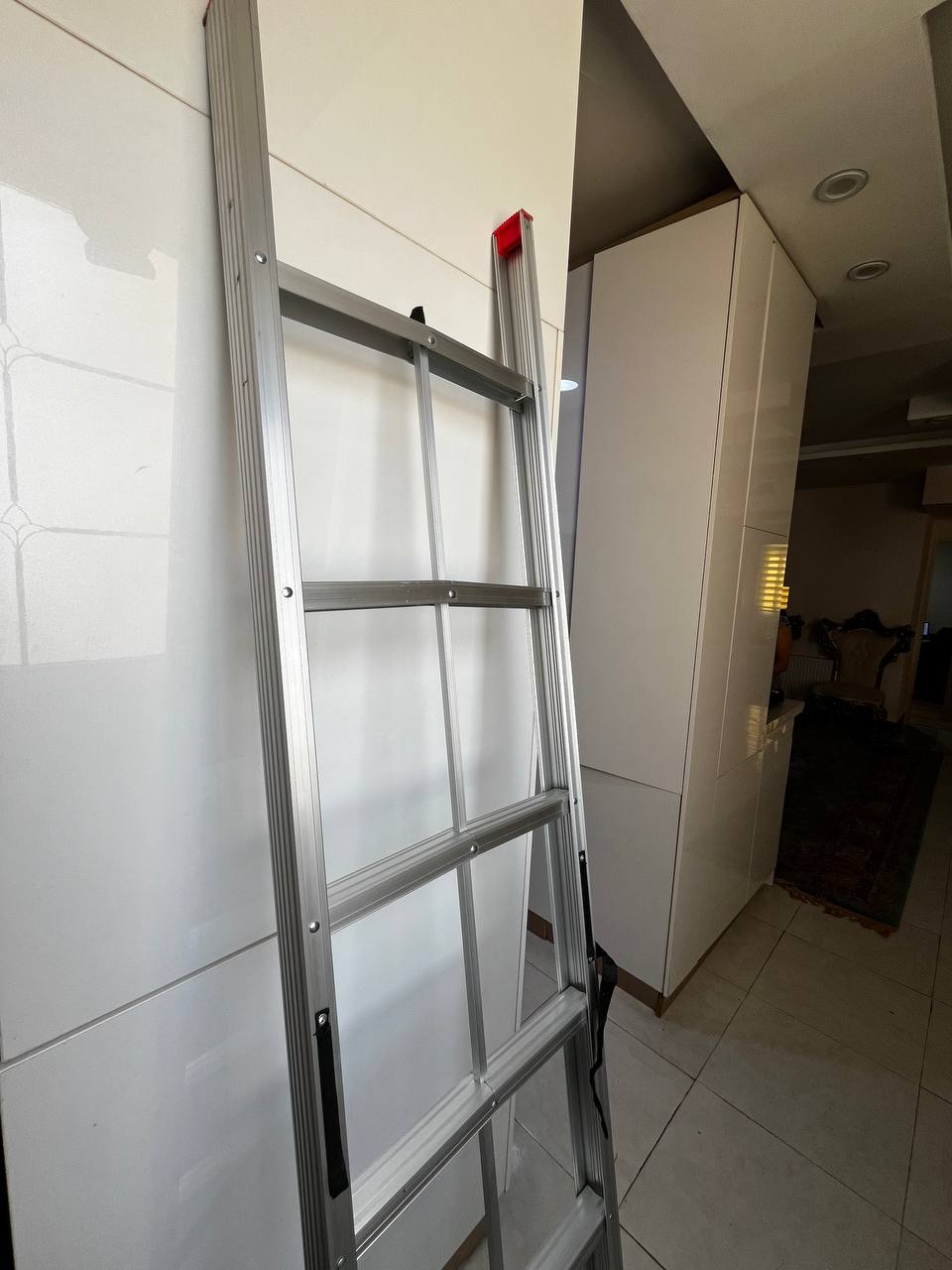 نردبان تاشو از بغل - آلومینیومی تحمل وزن تا 150 کیلو - طول 2 متری